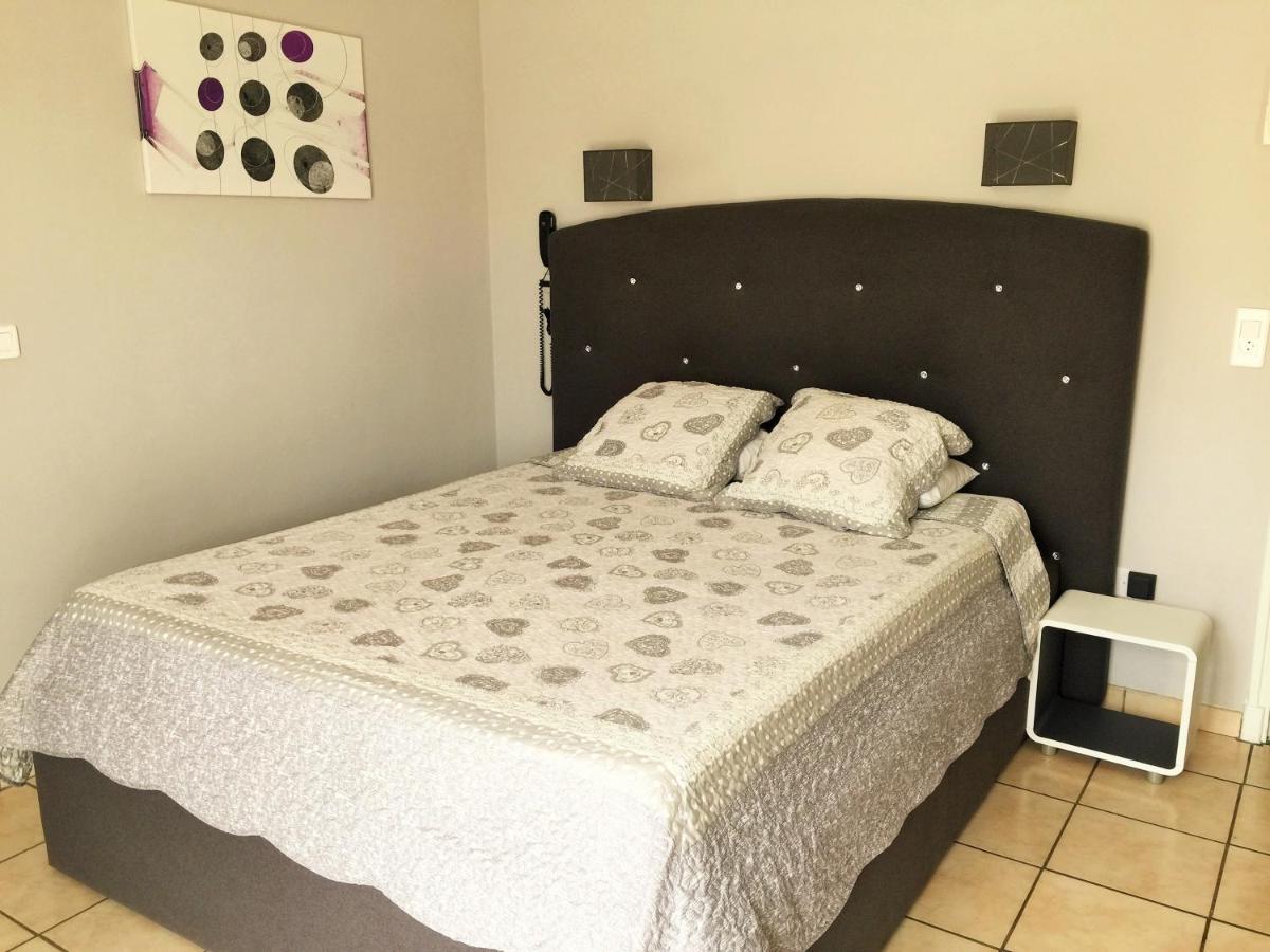 Logis Hotel Le Clement V Roquemaure  Kültér fotó