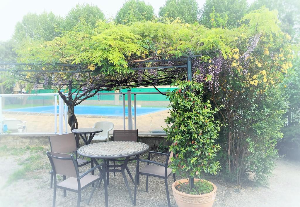 Logis Hotel Le Clement V Roquemaure  Kültér fotó