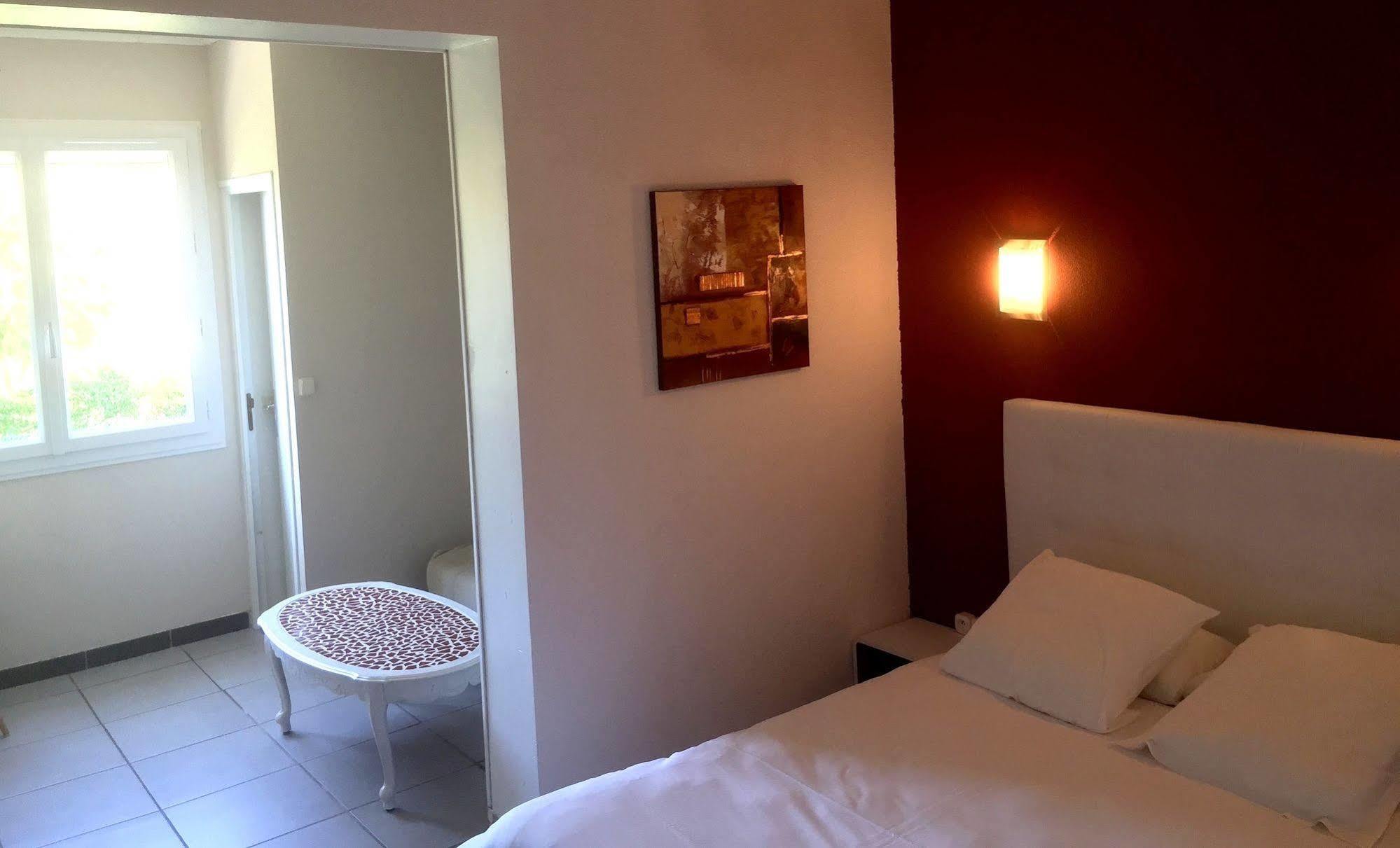 Logis Hotel Le Clement V Roquemaure  Kültér fotó